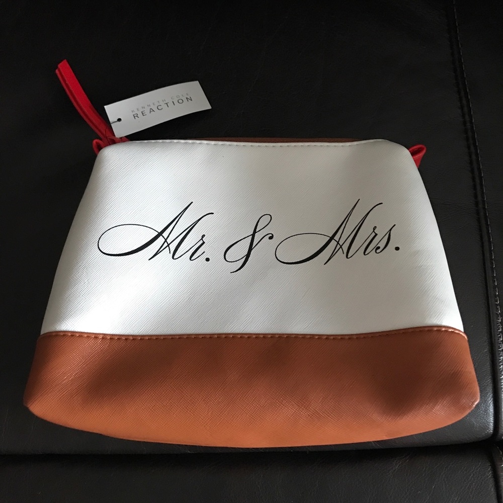 Travel clutch for toiletries